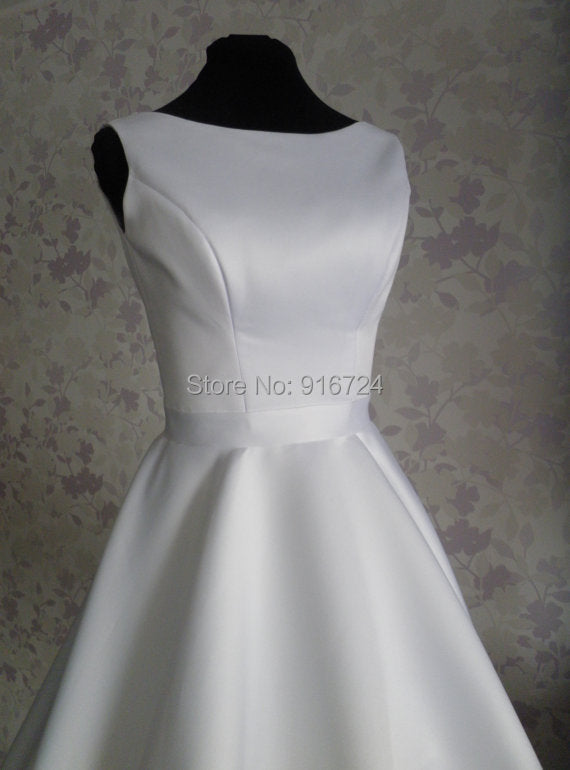A-Linie trägerloses, knielanges Satin-Kleid mit Schärpe, ärmellosem V-Ausschnitt, Hochzeitskleid