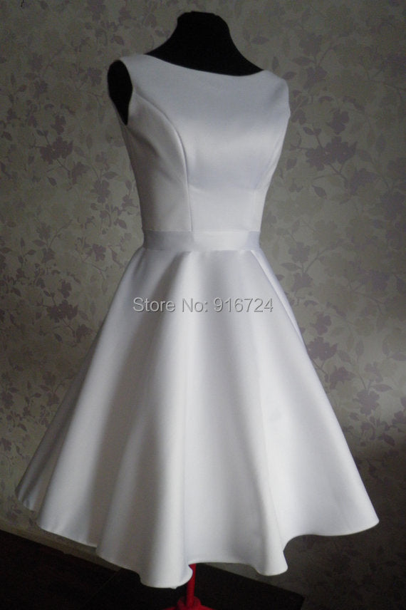 A-Linie trägerloses, knielanges Satin-Kleid mit Schärpe, ärmellosem V-Ausschnitt, Hochzeitskleid